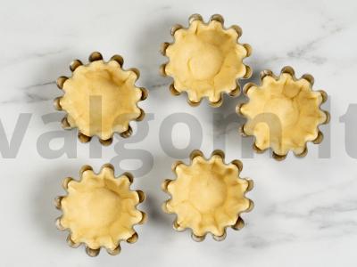 Krepšeliai su uogų įdaru ir baltymų kremu Žingsnis 8