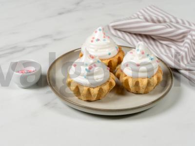 Krepšeliai su uogų įdaru ir baltymų kremu pagrindine nuotrauka