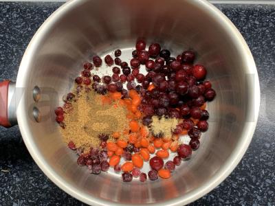 Gėrimas iš spanguolių, šaltalankių, bruknių ir imbiero Žingsnis 1