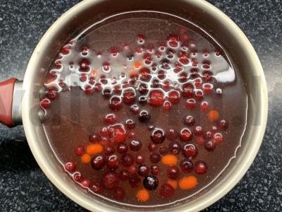 Gėrimas iš spanguolių, šaltalankių, bruknių ir imbiero Žingsnis 2