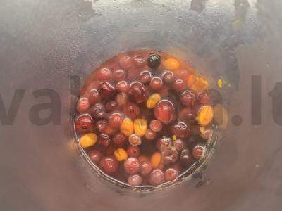 Gėrimas iš spanguolių, šaltalankių, bruknių ir imbiero Žingsnis 3