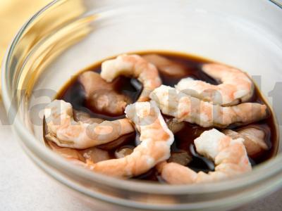 Lengvi springiniai ritinėliai su krevetėmis ir grybais Žingsnis 3