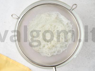 Lengvi springiniai ritinėliai su krevetėmis ir grybais Žingsnis 6