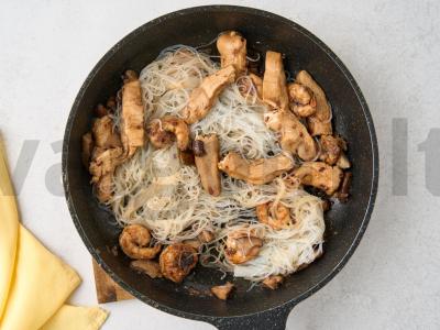 Lengvi springiniai ritinėliai su krevetėmis ir grybais Žingsnis 9