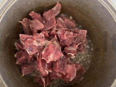 Jautienos guliašas su morkomis ir svogūnais Žingsnis 3