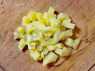 Olivje salotas „Pavasarinis“ su dešrelėmis Žingsnis 2