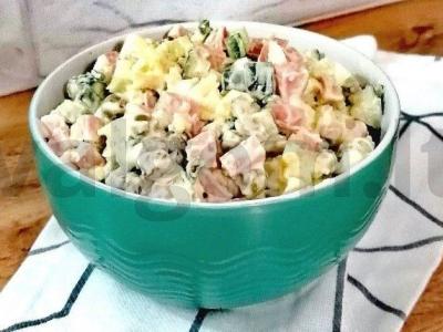 Olivje salotas „Pavasarinis“ su dešrelėmis pagrindine nuotrauka