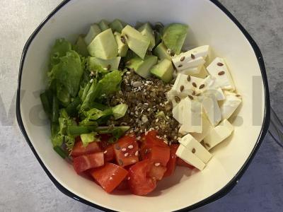 Bol su quinoa, daržovėmis ir feta sūriu pagrindine nuotrauka