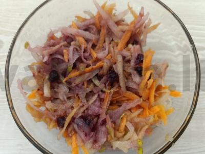 Vaisių ir daržovių salotas su džemu ir grietinėle pagrindine nuotrauka