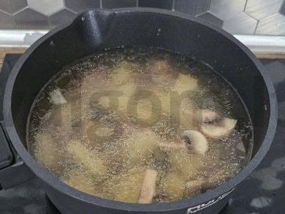 Kalakutų širdelių ir grybų sriuba Žingsnis 4