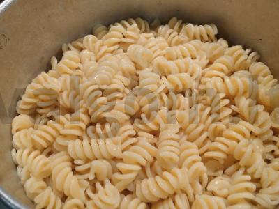 Skani makaronai su konservuotu vištiena Žingsnis 1