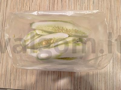 Greiti sūdyti agurkai su česnaku, lauro lapais ir krapais maišelyje Žingsnis 1