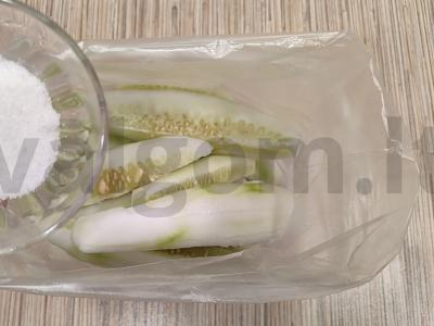 Greiti sūdyti agurkai su česnaku, lauro lapais ir krapais maišelyje Žingsnis 2