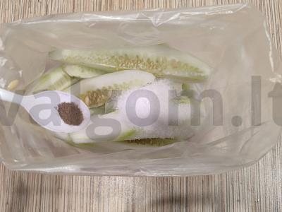 Greiti sūdyti agurkai su česnaku, lauro lapais ir krapais maišelyje Žingsnis 3