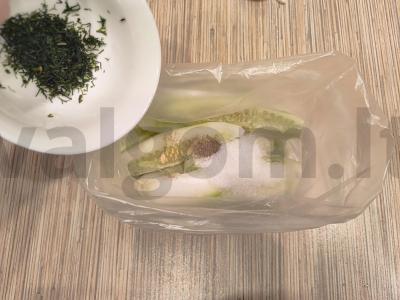 Greiti sūdyti agurkai su česnaku, lauro lapais ir krapais maišelyje Žingsnis 4