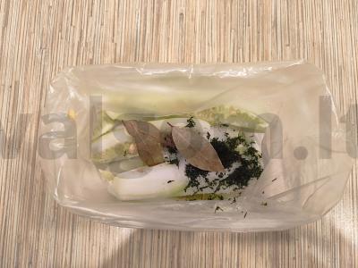 Greiti sūdyti agurkai su česnaku, lauro lapais ir krapais maišelyje Žingsnis 5