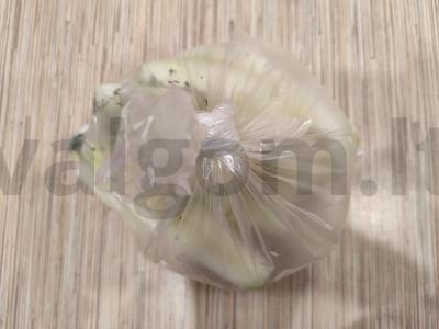 Greiti sūdyti agurkai su česnaku, lauro lapais ir krapais maišelyje Žingsnis 9