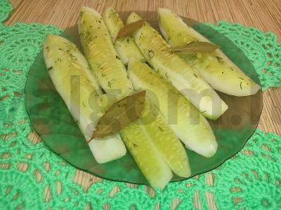 Greiti sūdyti agurkai su česnaku, lauro lapais ir krapais maišelyje Žingsnis 10