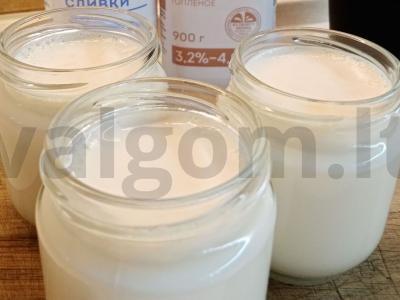 Namų jogurtas iš išrūgų pieno ir grietinėlės pagrindine nuotrauka