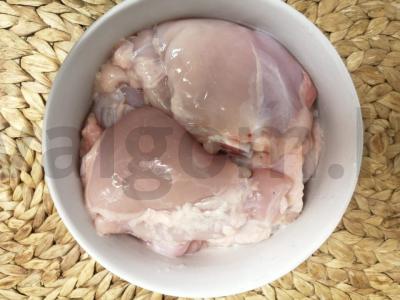 Vištienos šlaunelės, keptos su grybais Žingsnis 1