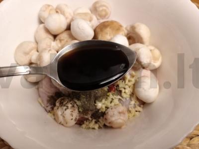 Vištienos šlaunelės, keptos su grybais Žingsnis 6