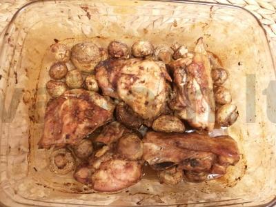 Vištienos šlaunelės, keptos su grybais Žingsnis 8