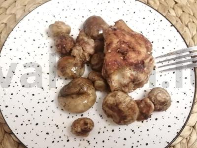 Vištienos šlaunelės, keptos su grybais pagrindine nuotrauka