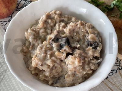 Avižinė košė su džiovintais slyvomis pagrindine nuotrauka