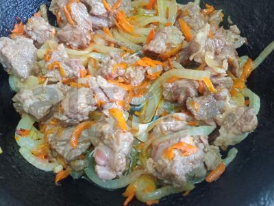 Jazminų ryžių plovas su jautiena ir česnaku Žingsnis 4