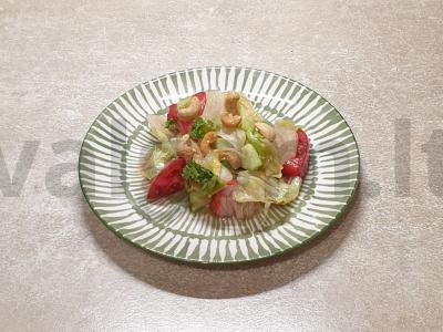 Daržovių salotos su anakardžiais pagrindine nuotrauka