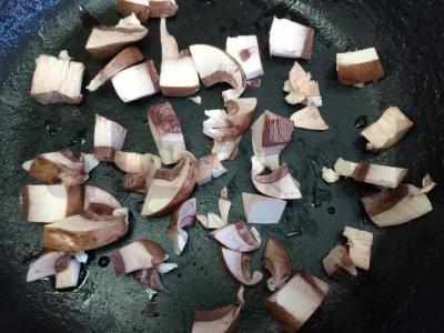 Skrebučiai su pievagrybiais, paprikomis ir sūriu Žingsnis 1