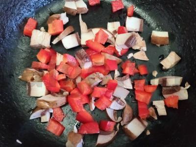 Skrebučiai su pievagrybiais, paprikomis ir sūriu Žingsnis 2