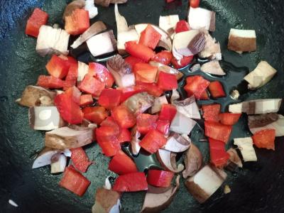 Skrebučiai su pievagrybiais, paprikomis ir sūriu Žingsnis 3