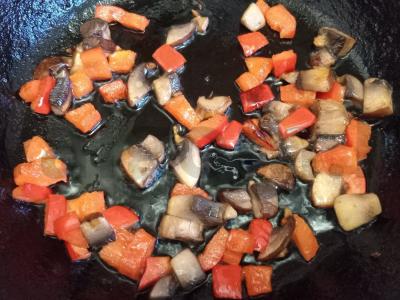 Skrebučiai su pievagrybiais, paprikomis ir sūriu Žingsnis 4