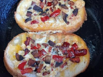 Skrebučiai su pievagrybiais, paprikomis ir sūriu Žingsnis 8