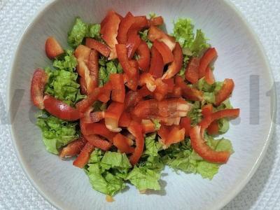 Salotas su baltuoju ridiku, paprikomis, agurkais ir kukurūzais Žingsnis 2