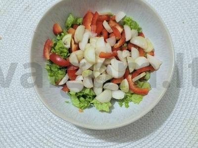 Salotas su baltuoju ridiku, paprikomis, agurkais ir kukurūzais Žingsnis 3