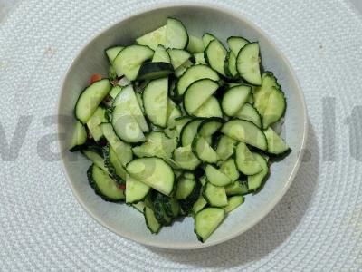 Salotas su baltuoju ridiku, paprikomis, agurkais ir kukurūzais Žingsnis 4