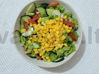 Salotas su baltuoju ridiku, paprikomis, agurkais ir kukurūzais Žingsnis 5