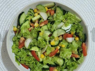 Salotas su baltuoju ridiku, paprikomis, agurkais ir kukurūzais pagrindine nuotrauka