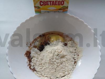 Puodelio pyragas su kakava Žingsnis 2