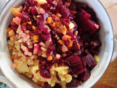 Aštrus vinigretas su marinuotais agurkais Žingsnis 3