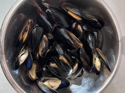 Midijos grietinėlės ir česnako padaže su parmezano sūriu Žingsnis 1