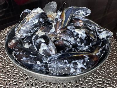 Midijos grietinėlės ir česnako padaže su parmezano sūriu pagrindine nuotrauka