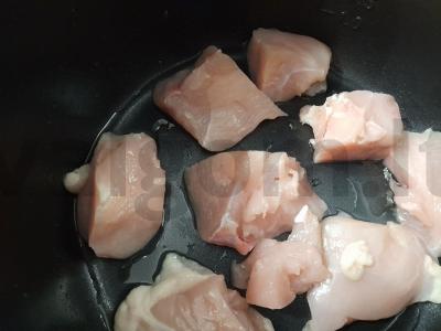 Vištienos krūtinėlė, kepta su pomidorais lėtoje viryklėje Žingsnis 1