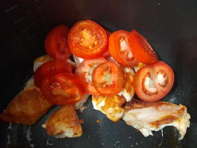 Vištienos krūtinėlė, kepta su pomidorais lėtoje viryklėje Žingsnis 4