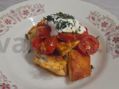 Vištienos krūtinėlė, kepta su pomidorais lėtoje viryklėje pagrindine nuotrauka