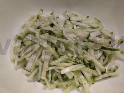 Aštrus salotas su korėjietiška morkų ir agurkais Žingsnis 1