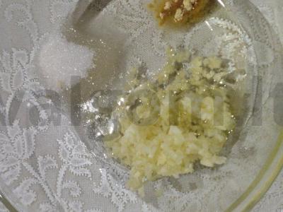 Aštrus salotas su korėjietiška morkų ir agurkais Žingsnis 3