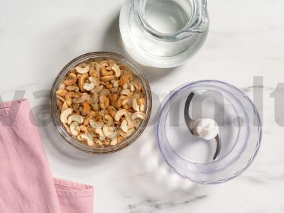 Naudingos riešutų saldainiai su juodaisiais serbentais Žingsnis 1